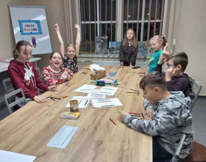 Uczestnicy bawią się w zabawę układając kredki według wzoru.