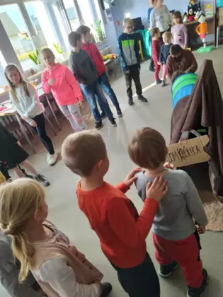 Dzieci tańczą w pociągu.