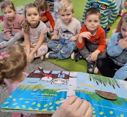 Maluszki słuchają czytanej bajki.