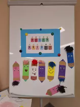 Prace plastyczne - kredkowe zakładki do książek.