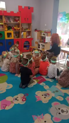 Pani bibliotekarka czyta dzieciom bajeczkę.