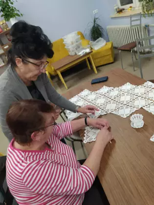 Panie szydełkują w bibliotece.