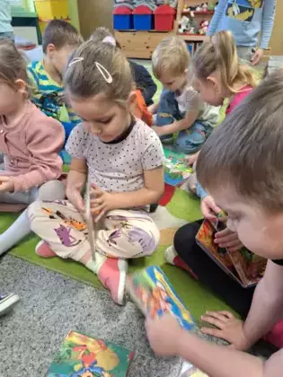 Maluszki oglądają książeczki.