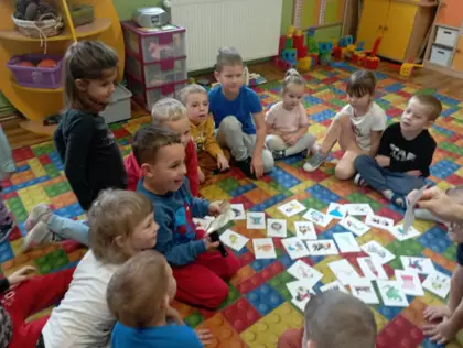 Przedszkolaki rozwiązują zagadki o bohaterach bajkowych.