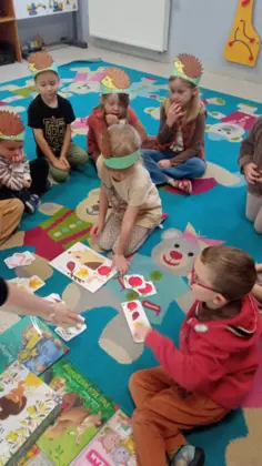 Dzieci bawią się w zabawę o jeżu.