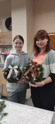 Mama z córką pokazują swoje wiankowe dzieła.