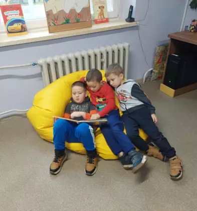 Chłopcy przeglądają książeczki z ulubionymi bohaterami