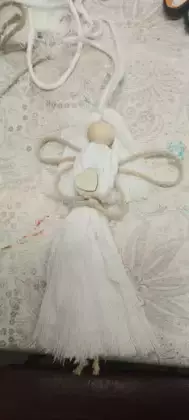 Aniołek ze sznurka i drewnianej kuleczki wykonany metodą makramy.