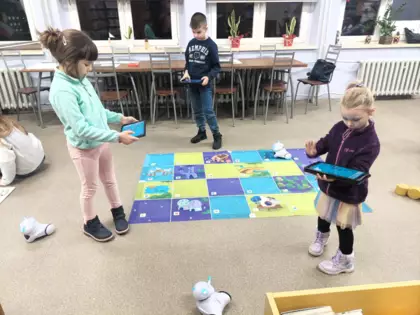 Dzieci prowadzą Photony za pomocą tabletów.