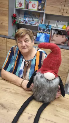 Uczestniczka warsztatów i jej krasnal.