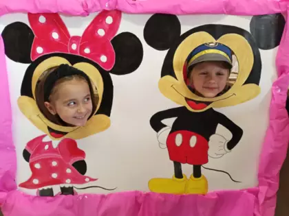 myszka miki oraz mini z twarzami dzieci