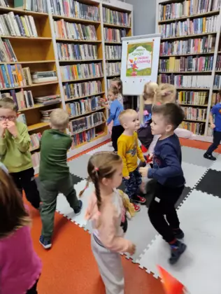 Dzieci poznający pomieczenie biblioteczne.