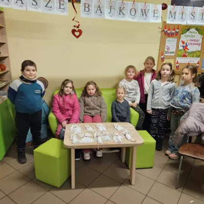 Grupowe zdjęcie uczestników zajęć i ich prac.