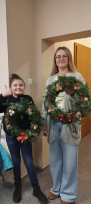 Mama z córką pokazują swoje wiankowe dzieła.