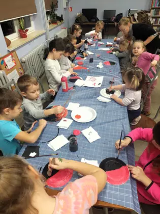 Uczestnicy zajęć w trakcie robienia pracy plastycznej.