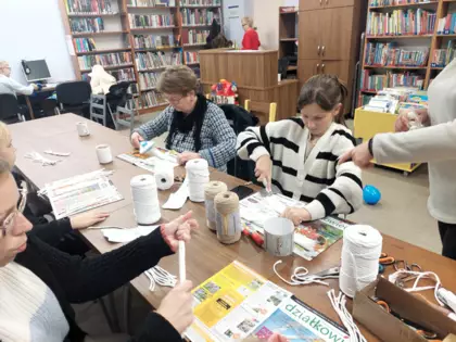 Uczestnicy warsztatów w trakcie robienia makramowych aniołków.