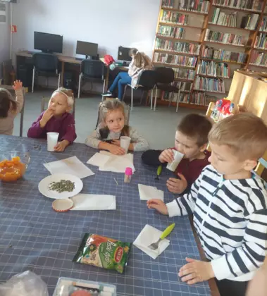 Dzieci piją kompot z dyni.