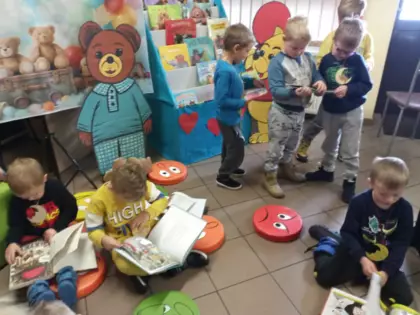 Dzieci przeglądają książeczki.