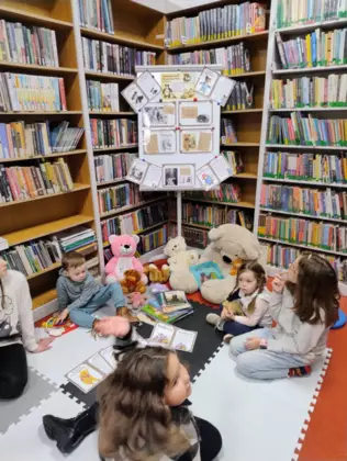 Dzieci słuchają historii powstania pierwszego miekkiego misia.