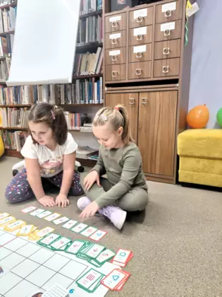 Dwie dziewczynki programują Genibota.