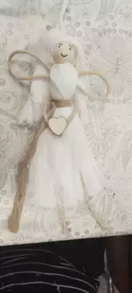 Aniołek ze sznurka i drewnianej kuleczki wykonany metodą makramy.