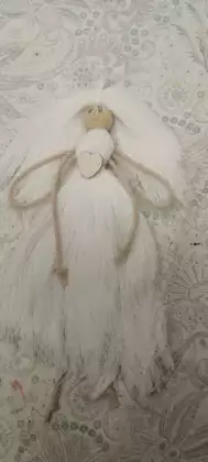 Aniołek ze sznurka i drewnianej kuleczki wykonany metodą makramy.