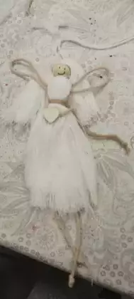 Aniołek ze sznurka i drewnianej kuleczki wykonany metodą makramy.