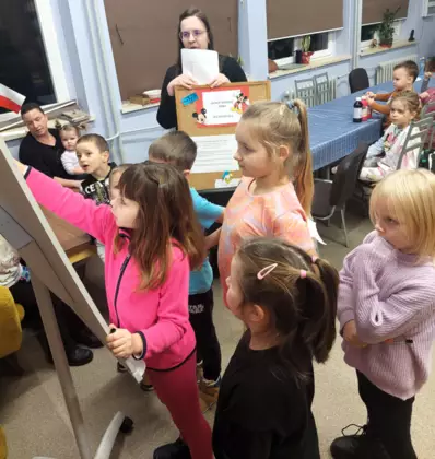 Dziewczynka wpisuje hasło do krzyżówki.