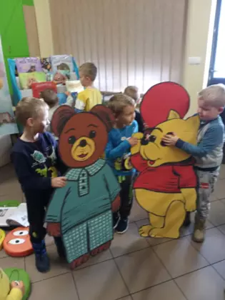 Przedszkolaki oglądają misiowe dekoracje.