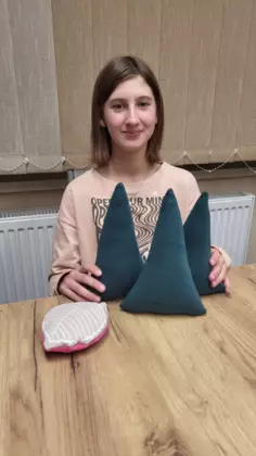 Dziewczyna i  jej miękkie choinki.
