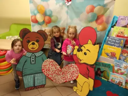 Dzieci wśród misiowych dekoracji.