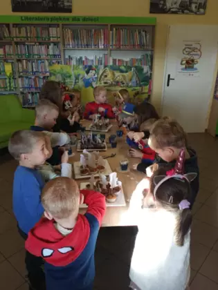 dzieci jedzą babeczki