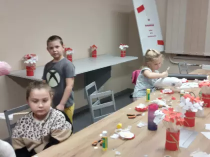 dziewczynka ozdabia konia