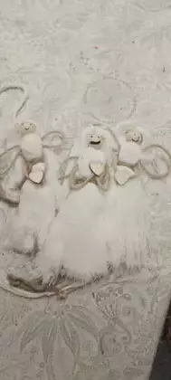 Aniołek ze sznurka i drewnianej kuleczki wykonany metodą makramy.