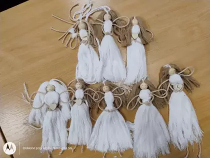 Aniołki ze sznurka wykonane metodą makramy.
