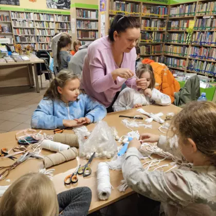 Pani Kasia tłumacząca jak zrobić aniołka z makramy.