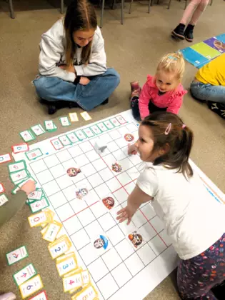 Uczestnicy zajęć zastanawiają się nad trasą dla robota Genibota.