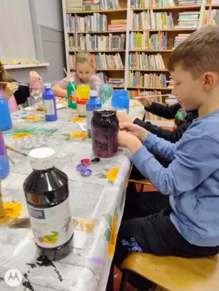 chłopczyk ze słoikiem