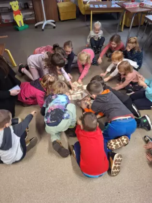 Dzieci wybierają kartę z bajkową zagadką.