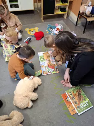 Dzieci przeglądają książeczki.
