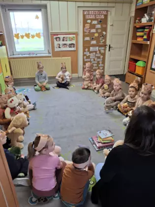 Dzieci przedstawiają swoich pluszowych przyjaciół.