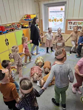 Dzieci bawią się w Stary niedzwiedź mocno śpi.