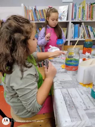 dziewczynki malują słoiki