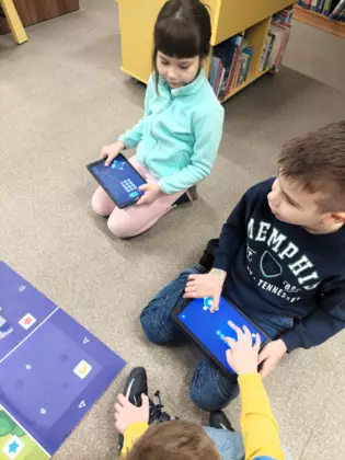 Chłopczyk z dziewczynka programują trase Photonowi.