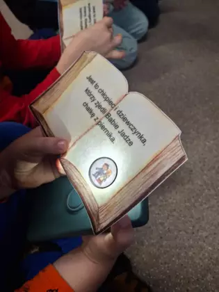 Kartka z zagdką, którą należy podświetlić latarką, aby poznać odpowiedź.