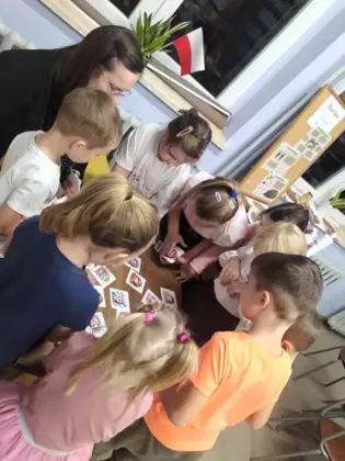 Uczestnicy zajęć w trakcie gry zręcznościowej.