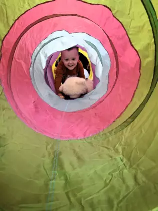 Chłopiec przeprowadza swojego pluszowego misia przez niedźwiedzią gawrę.