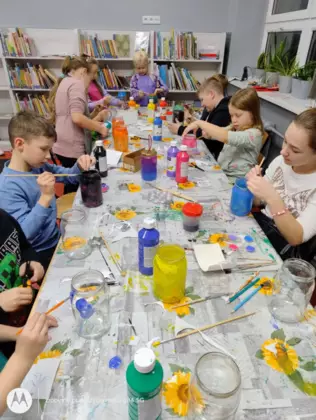 uczestnicy zajęć malują słoiki