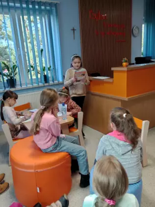 Dziewczynka czyta wiersz.