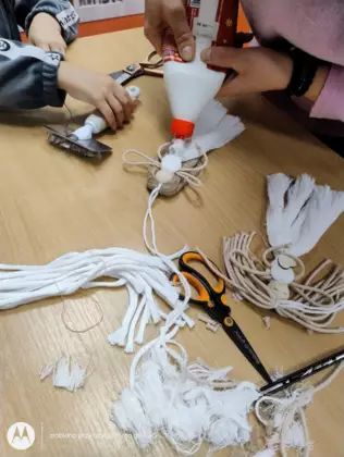 Uczestnicy ze sznurka metoda makramy